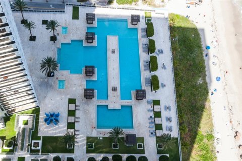 Condo in Hallandale Beach, Florida, 3 bedrooms  № 2052996 - photo 15