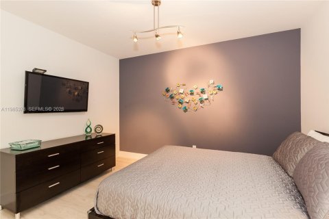 Condo in Hallandale Beach, Florida, 3 bedrooms  № 2052996 - photo 13