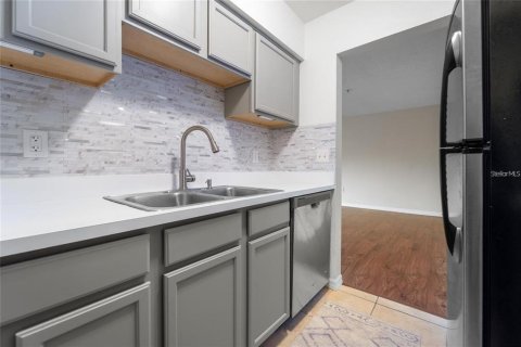 Condo in Tampa, Florida, 2 bedrooms № 2199734 - photo 9