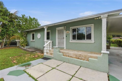 Villa ou maison à vendre à North Miami, Floride: 4 chambres, 141.21 m2 № 2176813 - photo 3