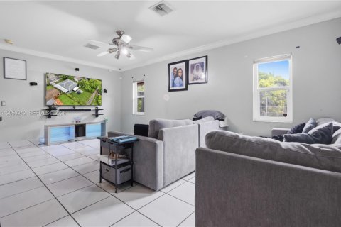 Villa ou maison à vendre à North Miami, Floride: 4 chambres, 141.21 m2 № 2176813 - photo 4
