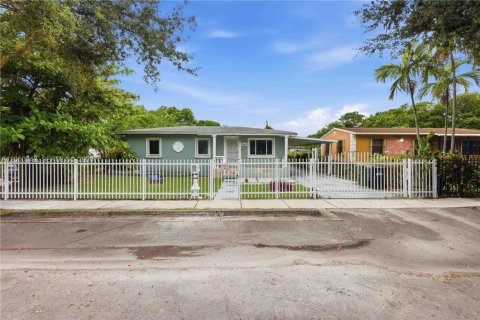 Villa ou maison à North Miami, Floride 4 chambres, 141.21 m2 № 2176813