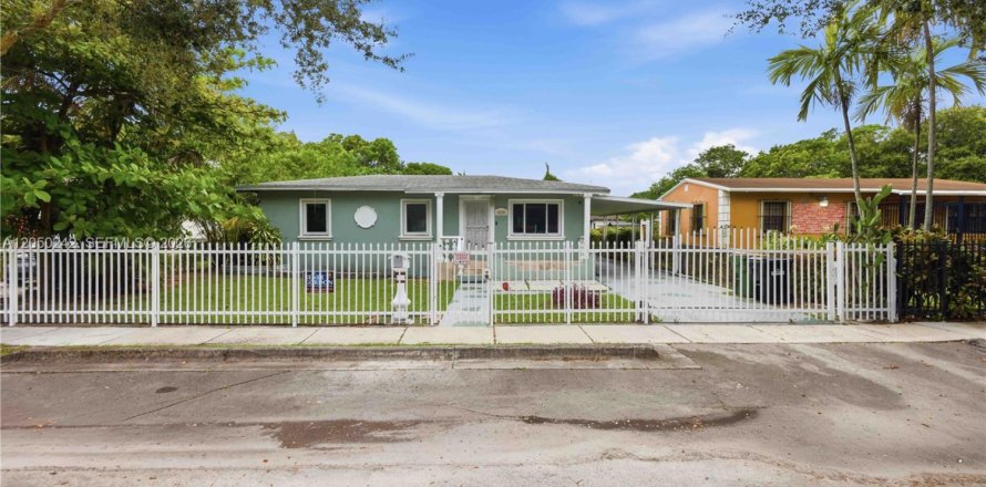 Villa ou maison à North Miami, Floride 4 chambres, 141.21 m2 № 2176813