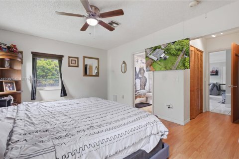 Villa ou maison à vendre à North Miami, Floride: 4 chambres, 141.21 m2 № 2176813 - photo 13