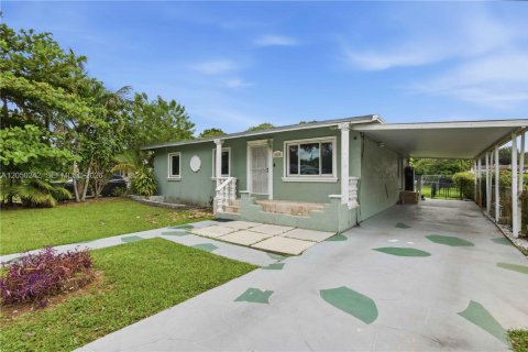 Villa ou maison à vendre à North Miami, Floride: 4 chambres, 141.21 m2 № 2176813 - photo 2