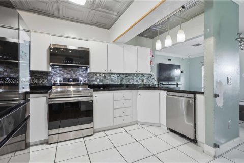 Villa ou maison à vendre à North Miami, Floride: 4 chambres, 141.21 m2 № 2176813 - photo 9