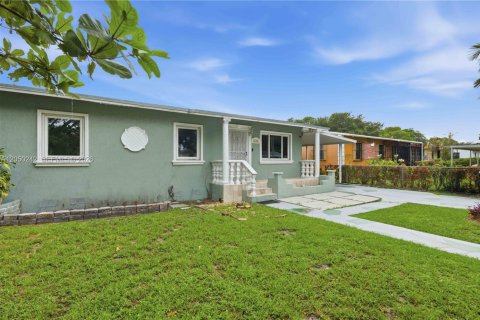 Villa ou maison à vendre à North Miami, Floride: 4 chambres, 141.21 m2 № 2176813 - photo 30