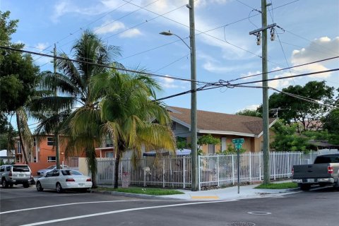 House in Miami, Florida 3 bedrooms, 153.2 sq.m. № 1864647 - photo 1