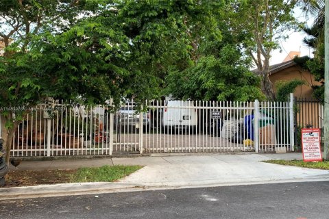 House in Miami, Florida 3 bedrooms, 153.2 sq.m. № 1864647 - photo 16