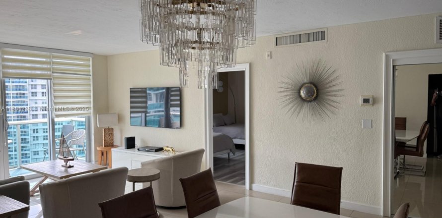 Condominio en Hollywood, Florida, 2 dormitorios  № 1892716