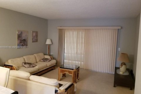 Condo in Delray Beach, Florida, 2 bedrooms № 1994463 - photo 1