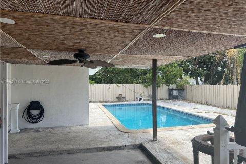 House in Miami Gardens, Florida 3 bedrooms, 117.24 sq.m. № 1712250 - photo 2