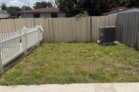 House in Miami Gardens, Florida 3 bedrooms, 117.24 sq.m. № 1712250 - photo 6