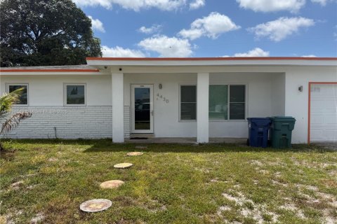 House in Miami Gardens, Florida 3 bedrooms, 117.24 sq.m. № 1712250 - photo 1