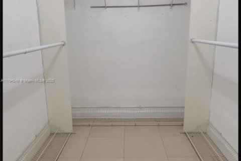 House in Miami Gardens, Florida 3 bedrooms, 117.24 sq.m. № 1712250 - photo 8