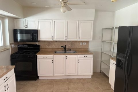 House in Miami Gardens, Florida 3 bedrooms, 117.24 sq.m. № 1712250 - photo 5