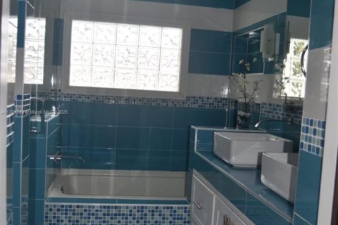 House in Miami Gardens, Florida 3 bedrooms, 117.24 sq.m. № 1712250 - photo 9