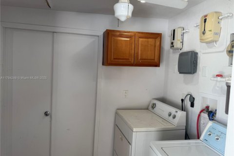 House in Miami Gardens, Florida 3 bedrooms, 117.24 sq.m. № 1712250 - photo 7