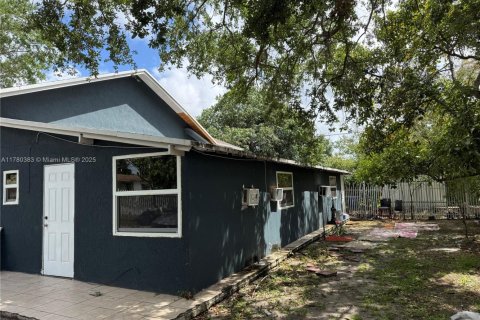 Propiedad comercial en venta en Miami, Florida, 223.8 m2 № 1985645 - foto 2