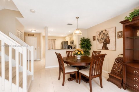 Townhouse in Pembroke Pines, Florida 3 bedrooms, 126.44 sq.m. № 2089417 - photo 5