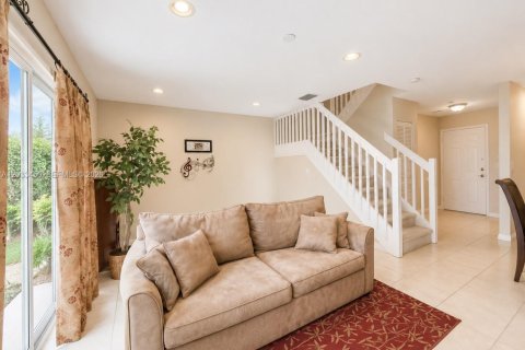 Townhouse in Pembroke Pines, Florida 3 bedrooms, 126.44 sq.m. № 2089417 - photo 3