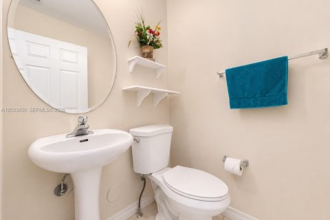 Townhouse in Pembroke Pines, Florida 3 bedrooms, 126.44 sq.m. № 2089417 - photo 8