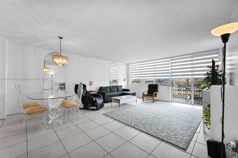 Copropriété à vendre à North Miami, Floride: 1 chambre, 79.43 m2 № 2013600 - photo 12