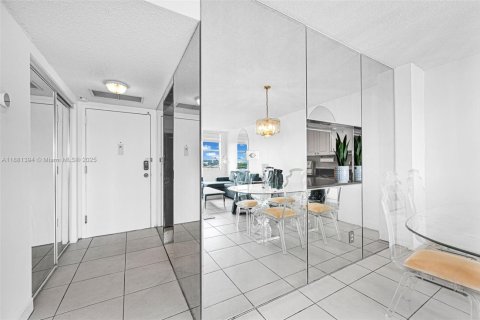 Copropriété à vendre à North Miami, Floride: 1 chambre, 79.43 m2 № 2013600 - photo 3