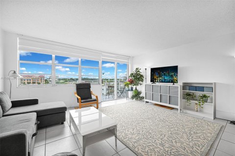 Copropriété à vendre à North Miami, Floride: 1 chambre, 79.43 m2 № 2013600 - photo 11