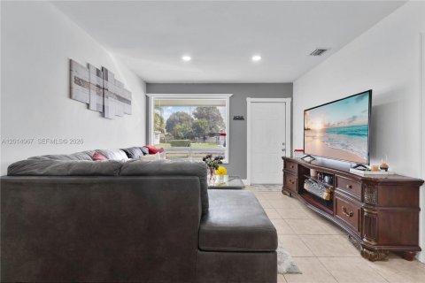 House in Lauderhill, Florida 3 bedrooms, 106.37 sq.m. № 2169357 - photo 5