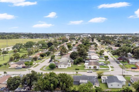 House in Lauderhill, Florida 3 bedrooms, 106.37 sq.m. № 2169357 - photo 22