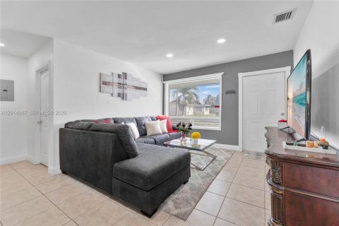 House in Lauderhill, Florida 3 bedrooms, 106.37 sq.m. № 2169357 - photo 4