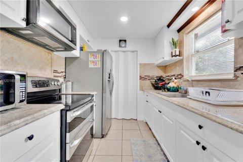House in Lauderhill, Florida 3 bedrooms, 106.37 sq.m. № 2169357 - photo 8