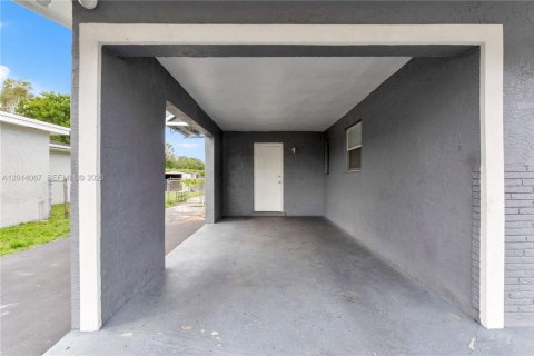 House in Lauderhill, Florida 3 bedrooms, 106.37 sq.m. № 2169357 - photo 2