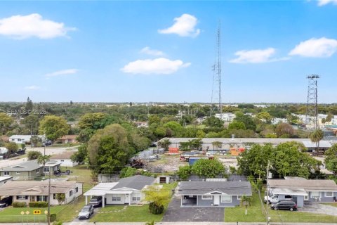 House in Lauderhill, Florida 3 bedrooms, 106.37 sq.m. № 2169357 - photo 21
