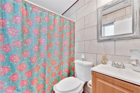 House in Lauderhill, Florida 3 bedrooms, 106.37 sq.m. № 2169357 - photo 11