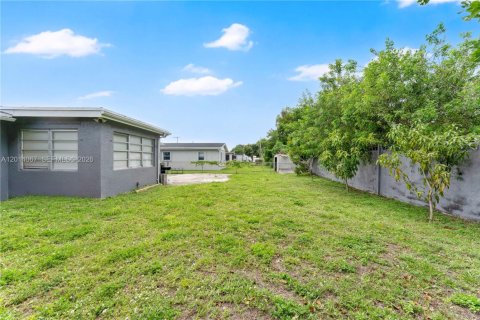 House in Lauderhill, Florida 3 bedrooms, 106.37 sq.m. № 2169357 - photo 19