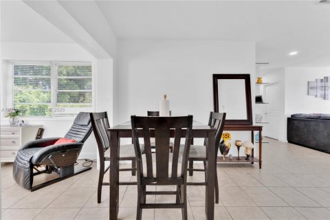 House in Lauderhill, Florida 3 bedrooms, 106.37 sq.m. № 2169357 - photo 7