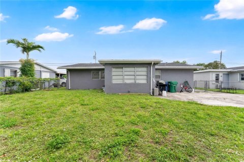 House in Lauderhill, Florida 3 bedrooms, 106.37 sq.m. № 2169357 - photo 18