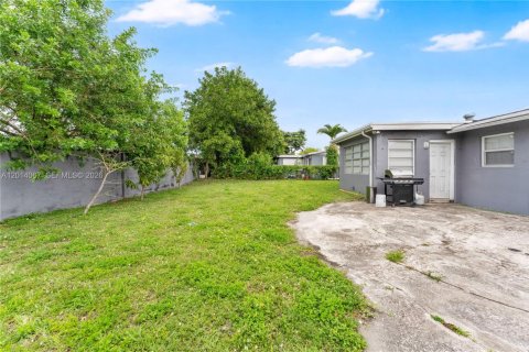 House in Lauderhill, Florida 3 bedrooms, 106.37 sq.m. № 2169357 - photo 17