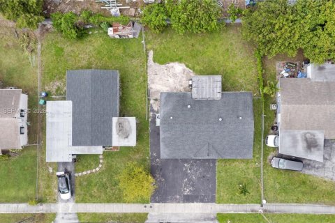 House in Lauderhill, Florida 3 bedrooms, 106.37 sq.m. № 2169357 - photo 23