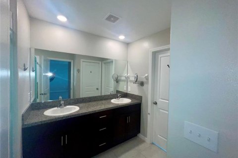 Casa en venta en Sun City Center, Florida, 6 dormitorios, 242.85 m2 № 1755626 - foto 9