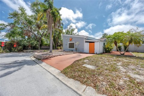 House in Largo, Florida 4 bedrooms, 193.24 sq.m. № 1721034 - photo 2