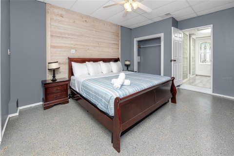 House in Largo, Florida 4 bedrooms, 193.24 sq.m. № 1721034 - photo 23