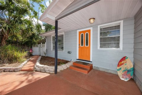House in Largo, Florida 4 bedrooms, 193.24 sq.m. № 1721034 - photo 4