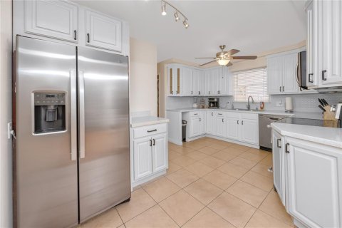House in Largo, Florida 4 bedrooms, 193.24 sq.m. № 1721034 - photo 8