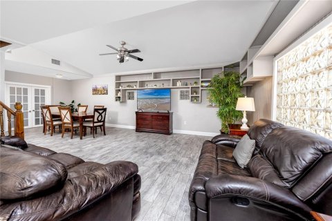House in Largo, Florida 4 bedrooms, 193.24 sq.m. № 1721034 - photo 20