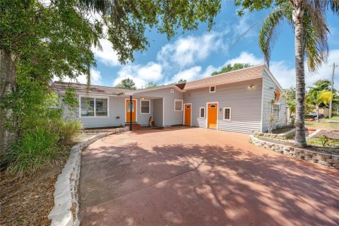 House in Largo, Florida 4 bedrooms, 193.24 sq.m. № 1721034 - photo 3