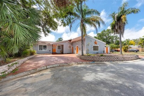 House in Largo, Florida 4 bedrooms, 193.24 sq.m. № 1721034 - photo 1