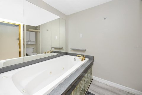 House in Largo, Florida 4 bedrooms, 193.24 sq.m. № 1721034 - photo 25